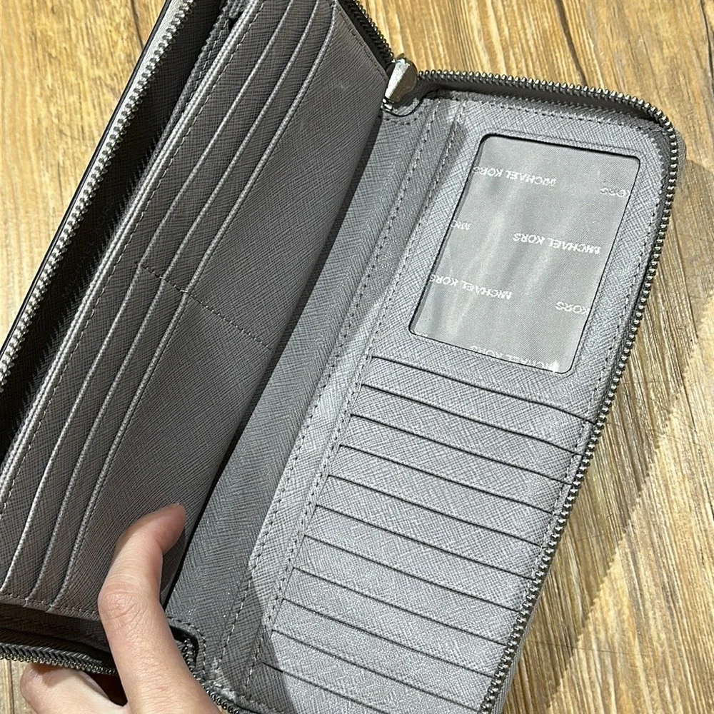 MICHAEL MICHAEL KORS
Leather Continental Wristlet - Picture 3 of 3